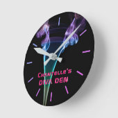 NEON DIVA DEN - Smokey Lights パーソナライズされた Girls ラウンド壁時計 (傾斜)