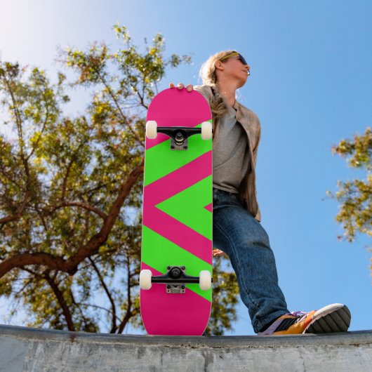 Neon Pink & Green Zigzag Skateboard – Customizable スケートボード (室外1)