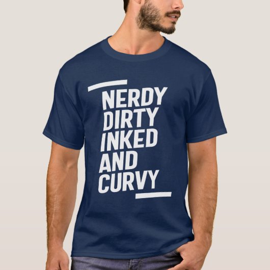 Nerdy Dirty InkedとCurvy Tシャツ (正面)