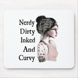 Nerdy Dirty Inked &amp；曲線の愛読者の入れ墨 マウスパッド