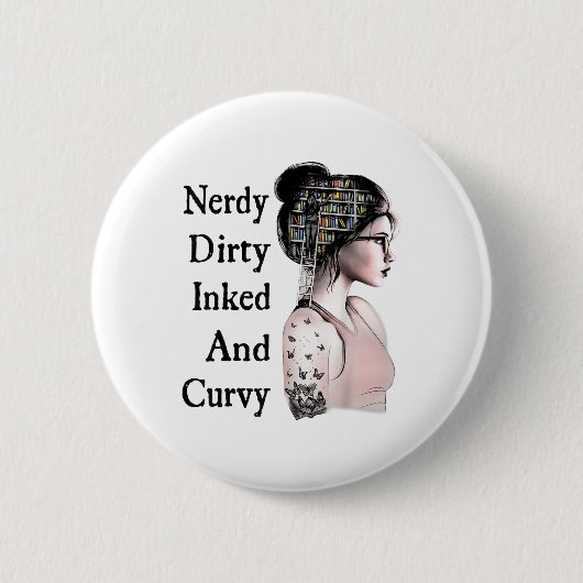 Nerdy Dirty Inked &;曲線の愛読者の入れ墨 缶バッジ (正面)