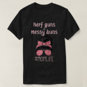 Nerf Guns And Messy Buns Funny Momlife  Tシャツ (デザイン正面)