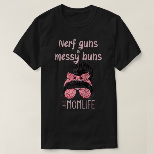 Nerf Guns And Messy Buns Funny Momlife  Tシャツ (デザイン正面)