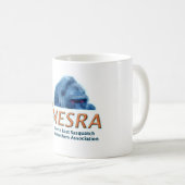 NESRAのクラシックで白い陶磁器のマグ-ロゴ及び創造物 コーヒーマグカップ (正面右)