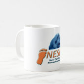 NESRAのクラシックで白い陶磁器のマグ-ロゴ及び創造物 コーヒーマグカップ (正面左)