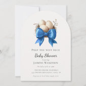 Nesting Bird Blue Bow Baby Shower Invitation 招待状 (正面)