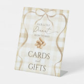 Neutral Beige Gingham Peanut Baby Shower Favor 台座サイン (正面)