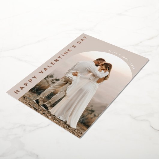 Neutral Boho Arch Valentines写真 箔シーズンカード (回転した状態)