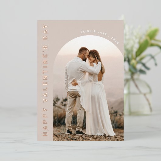 Neutral Boho Arch Valentines写真 箔シーズンカード (立ち正面)