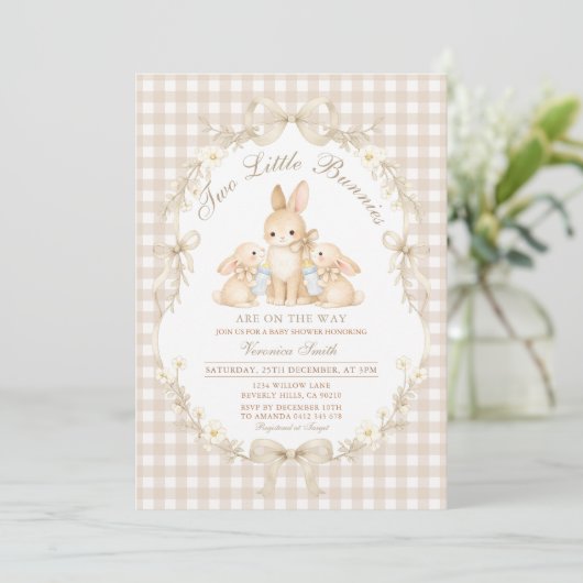 Neutral Gingham Bunnies Twins Baby Shower 招待状 (スタンド正面)