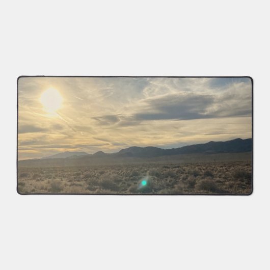 Nevada Desert Sunset – Golden Sky Over Horizon デスクマット (正面)
