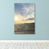 Nevada Desert Sunset – Vertical Golden Sky キャンバスプリント (インサイチュ (ウッドフロア))