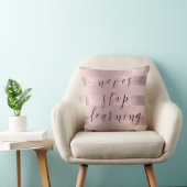 Neverストップのタイポグラフィバラ金ゴールドストライプ クッション (椅子)