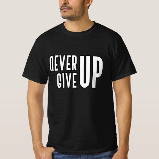 「Never 与え Up」のやる気を起こさせる引用文デザイン Tシャツ (正面)
