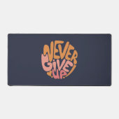 Never 与え Up – ピンクとオレンジの濃やる気を起こさせる色 デスクマット (正面)