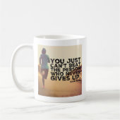 Never 与え Up -ランニングトレーニング感動的 コーヒーマグカップ (左)