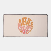 Never 与え Up – 日々ピンクとオレンジやる気を起こさせる デスクマット (正面)
