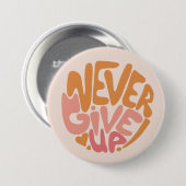 Never 与え Up – 日々ピンクとオレンジやる気を起こさせる 缶バッジ (正面&裏面)