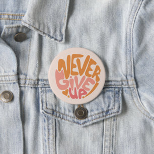 Never 与え Up – 日々ピンクとオレンジやる気を起こさせる 缶バッジ