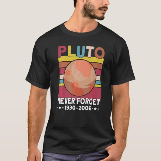 Never 忘れ Pluto Planet Astronomy Earth Day Tシャツ (正面)
