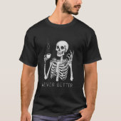 Never Better Skeleton Coffee Halloween Co Tシャツ (正面)