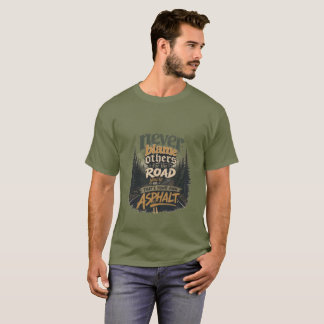 Never Blame Others – Blame the Road アスファルトTシャツ Tシャツ