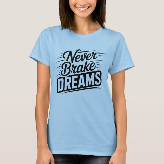Never Brake Dreams | モチベーション女子タイポグラフィ Tシャツ (正面)