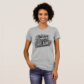 Never Brake Dreams | モチベーション 女性 タイポグラフィ Tシャツ (正面フル)