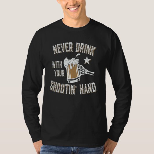 Never Drink with Your Shooting Hand Skeleton Funny Tシャツ (正面)