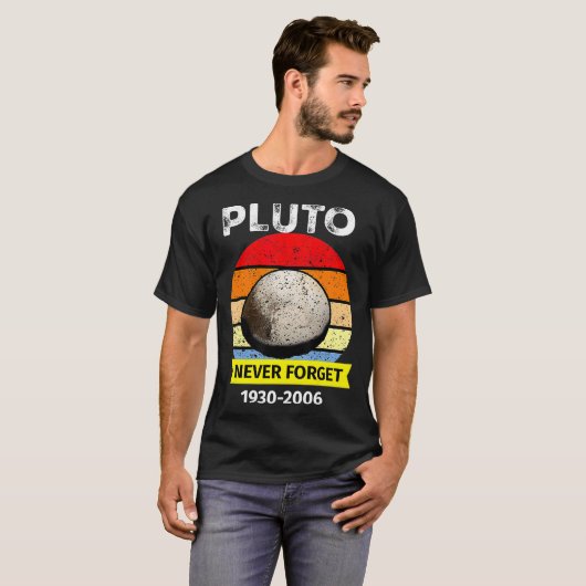Never Forget Pluto Funny space Science Retro Astro Tシャツ (正面フル)