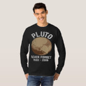 Never Forget Pluto  Nerdy Astronomy Space Science Tシャツ (正面フル)
