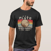 Never Forget Pluto Retro Funny Space Science Novel Tシャツ (正面)