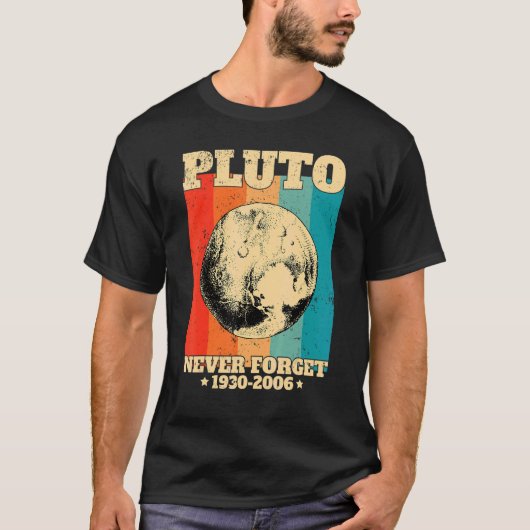 Never Forget Pluto Retro Space Science Tシャツ (正面)