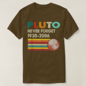 Never Forget Pluto Retro Style Funny Space Science Tシャツ (デザイン正面)