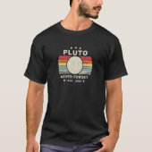 Never Forget Pluto Retro Style Space Science Tシャツ (正面)