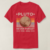 Never Forget Pluto Shirts Funny Retro Planet Space Tシャツ (デザイン正面)