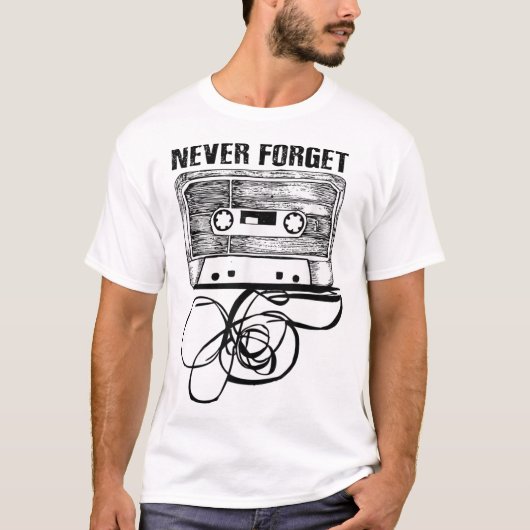 Never Forget Retro Cassette Tape Tシャツ (正面)