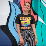 Never Forget Retro Vintage Cassette Tape Graphic  Tシャツ<br><div class="desc">Do you remember the days of audio cassettes? If so, you’ll love this Never Forget Retro Vintage Cassette Tape Graphic T-Shirt! This stylish t-shirt is a great way to show off your love for old school music and fashion. It features a classic cassette tape design that will take you back...</div>