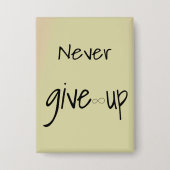 Never give up 缶バッジ (正面)