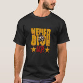 Never Give Up Bodybuilding Motivation Design Tシャツ (正面)