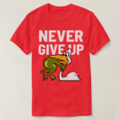 Never Give Up Frog Bird Choking Funny Motivation  Tシャツ (デザイン正面)