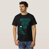 Never Give Up – Motivational Quote Tee Tシャツ (正面フル)