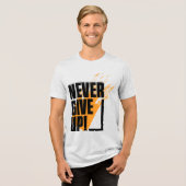 "Never Give Up" Tシャツ (正面全面)