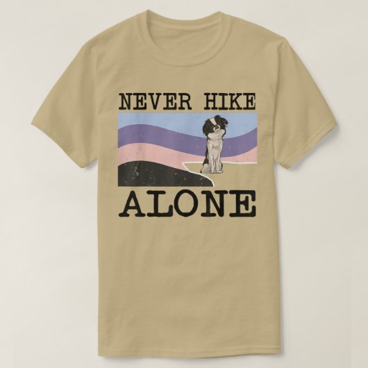 Never Hike Alone 日本の Chin Dog Hiking 890 Tシャツ (デザイン正面)