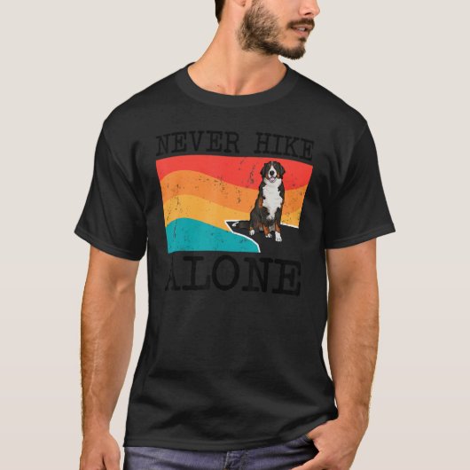 Never Hike Alone Bernese Mountain Dog Graphic Hiki Tシャツ (正面)