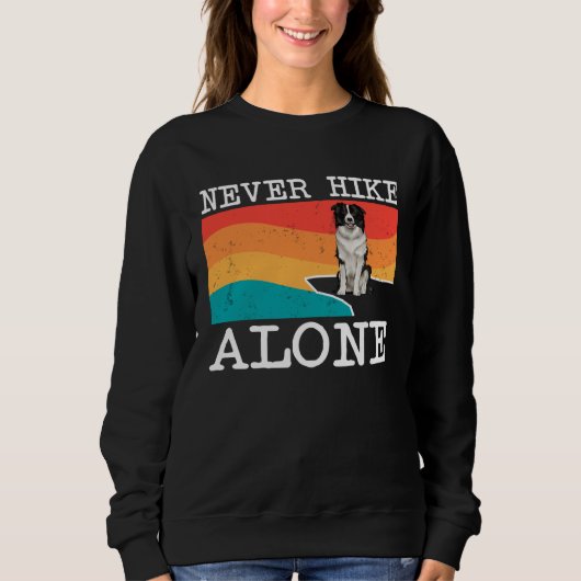 Never Hike Alone Border Collie Graphic Hiking スウェットシャツ (正面)