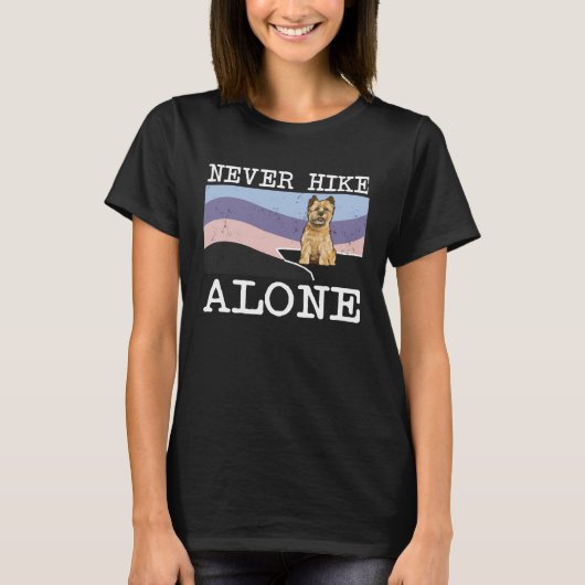Never Hike Alone Cairn Terrier Dog Hiking Tシャツ (正面)