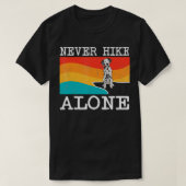 Never Hike Alone Dalmatian Graphic Hiking Tシャツ (デザイン正面)