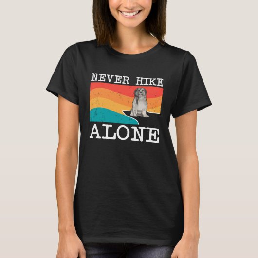 Never Hike Alone Pyrenean Shepherd Graphic Hiking Tシャツ (正面)