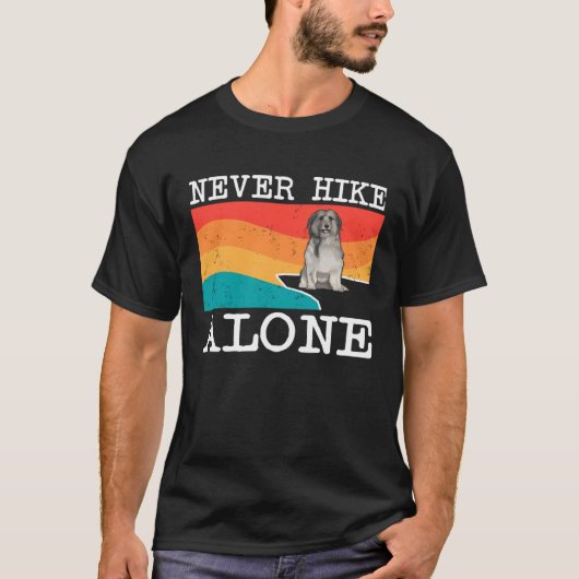 Never Hike Alone Pyrenean Shepherd Graphic Hiking Tシャツ (正面)